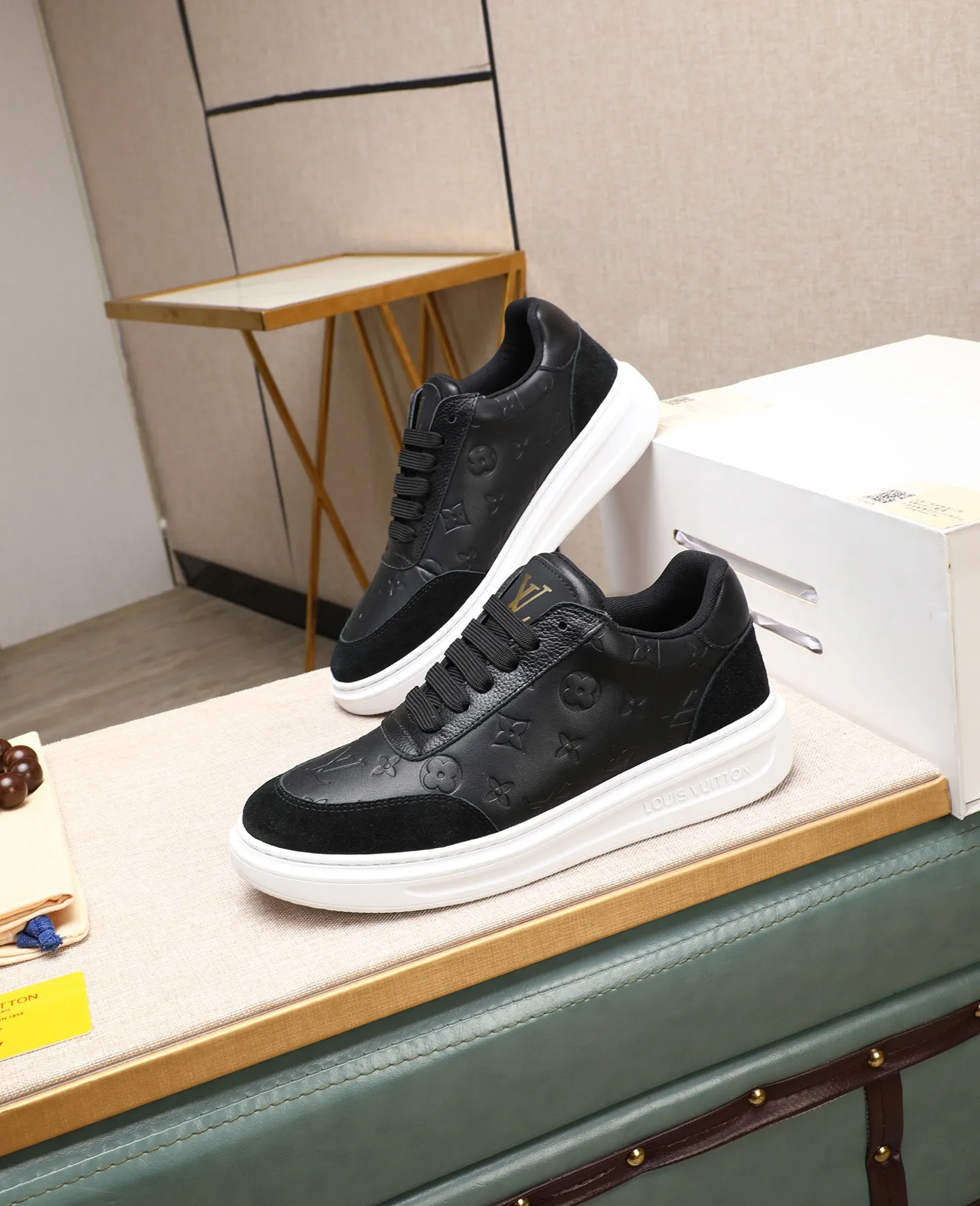 Men's shoes 💰540 📛📛【LOUIS VUITTON】Louis Vuitton new product👟Milan fashion catwalk style🇰🇾🇰🇾LV family logo, celebrity style, a must-have for fashionistas⚠️Classic presbyopia flower➕Water-dyed cow lining➕Special outsole👞Number 38-44 (45 46 custom-made)